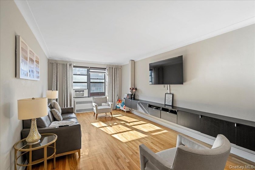 The Versailles a move-in ready 1 bedroom/1 bathroom Co-op in the - photo 9