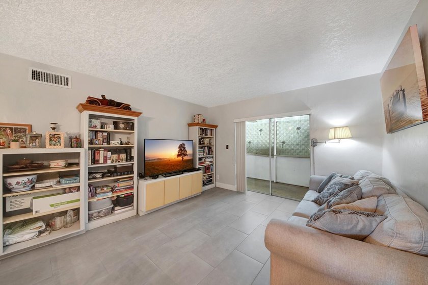 Beautifully updated 2-bedroom, 1-bathroom first-floor condo - photo 2