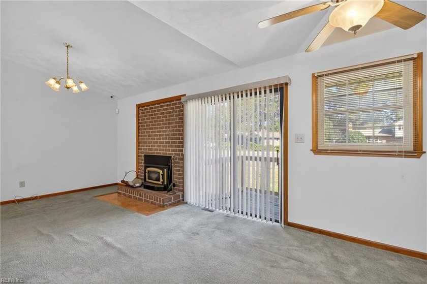 A beautiful home in a well-established Hampton community. This - photo 8