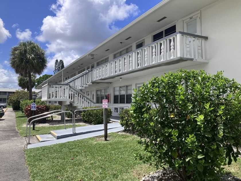 1 Bedroom, 1 Bath, 2nd floor unit. Great refreshed unit, brand - photo 2