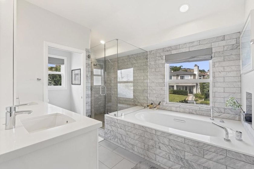 BIRD ROCK SUMMER RENTAL - House &amp; Studio Cottage. Tucked away in - photo 28