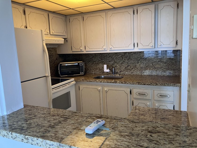1 Bedroom, 1 Bath, 2nd floor unit. Great refreshed unit, brand - photo 8