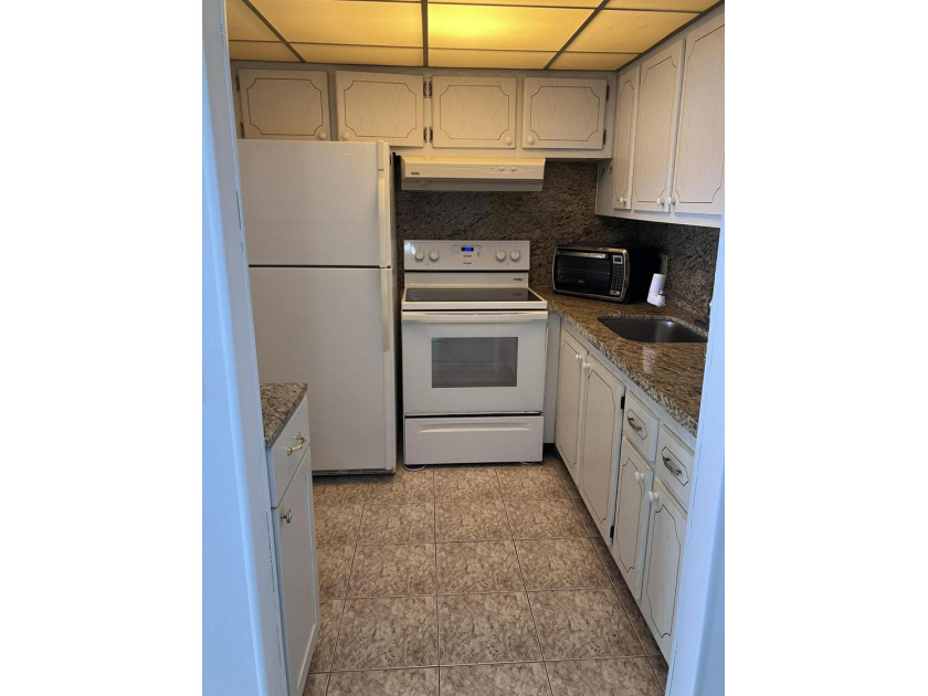 1 Bedroom, 1 Bath, 2nd floor unit. Great refreshed unit, brand - photo 9