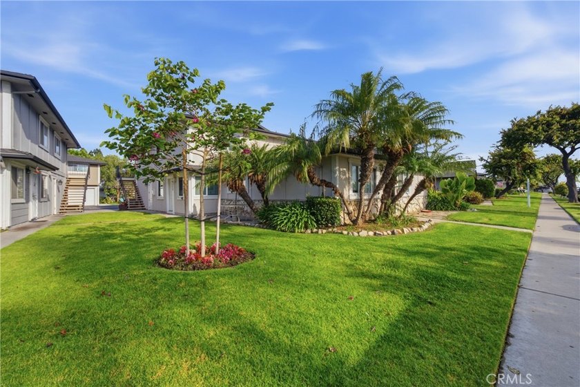 Recently renovated within the well-located Huntington Gardens - photo 33