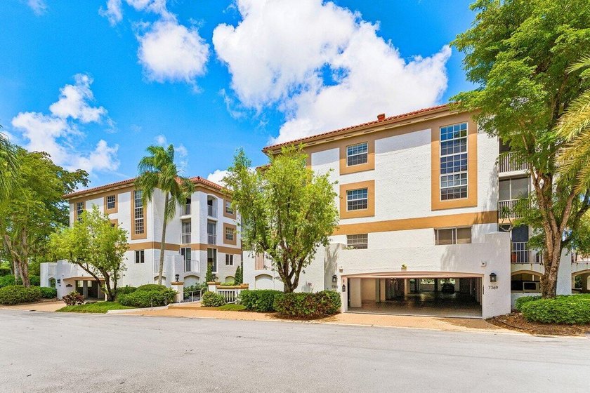 This beautifully updated first-floor condo offers 3 bedrooms, 2 - photo 28