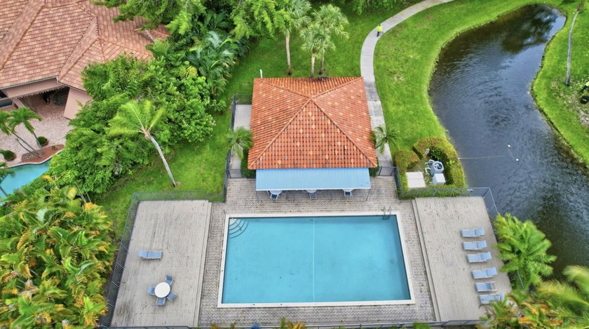 This beautifully updated first-floor condo offers 3 bedrooms, 2 - photo 37
