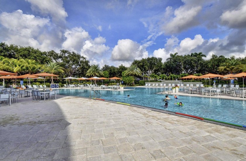 This beautifully updated first-floor condo offers 3 bedrooms, 2 - photo 41