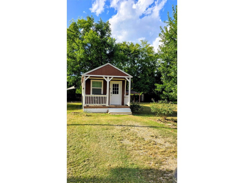 This charming tiny home at Lake Holbrook in Mineola, TX, blends - photo 2