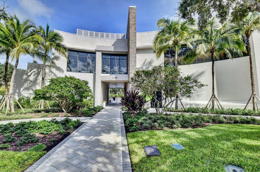 This beautifully updated first-floor condo offers 3 bedrooms, 2 - photo 54