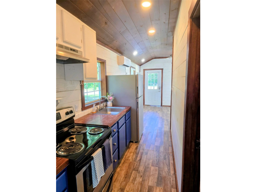 This charming tiny home at Lake Holbrook in Mineola, TX, blends - photo 5