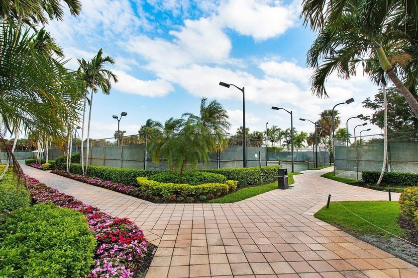 This beautifully updated first-floor condo offers 3 bedrooms, 2 - photo 55