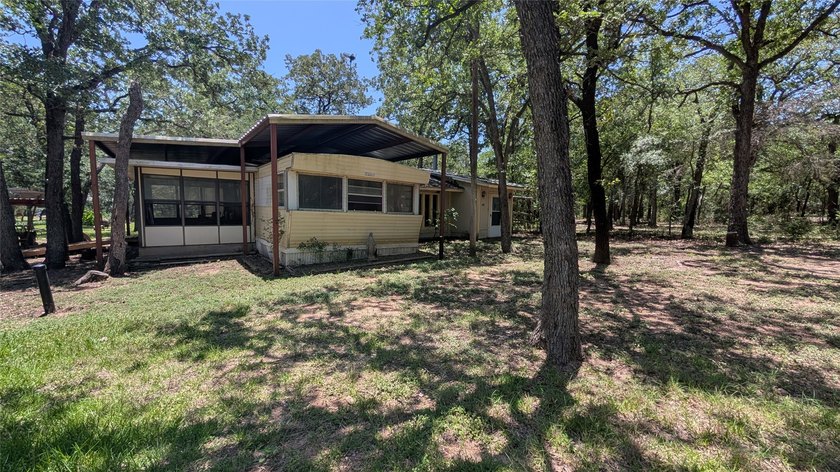 Welcome to your slice of Texas. This 1.06 acre property is - photo 4