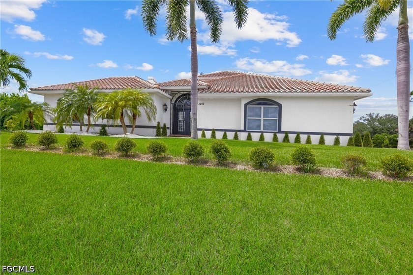 WOW! RARE OPPORTUNITY! HUGE COURTYARD STYLE HOME ON INTERSECTING - photo 2