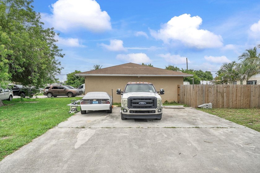 Exceptional investment opportunity! This centrally located CBS - photo 16