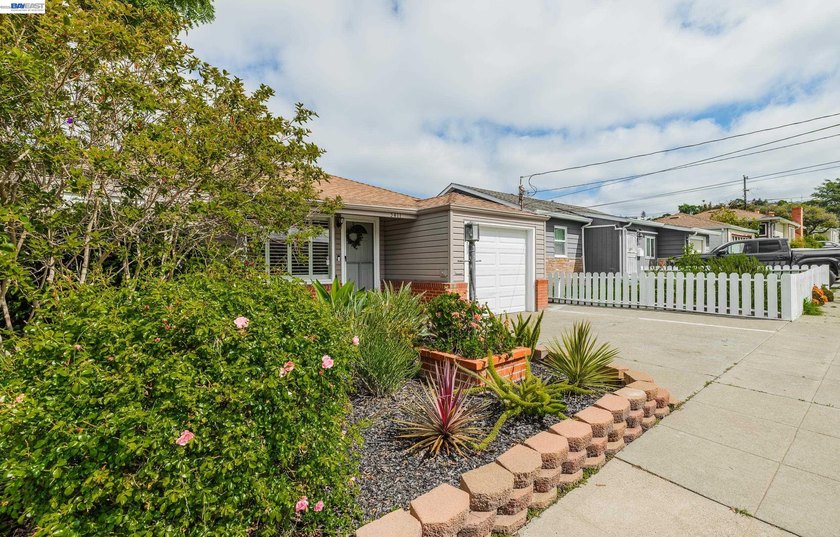 Beautifully updated home nestled in a convenient Richmond - photo 3