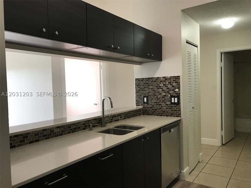 Investor Wanted! Large 2/1, BRAND NEW KITCHEN AND BATH!!! NEW - photo 3