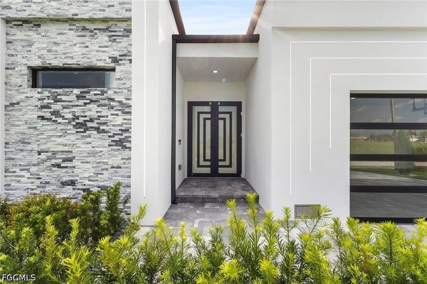 Luxury Waterfront Masterpiece | Direct Gulf Access. Discover an - photo 4