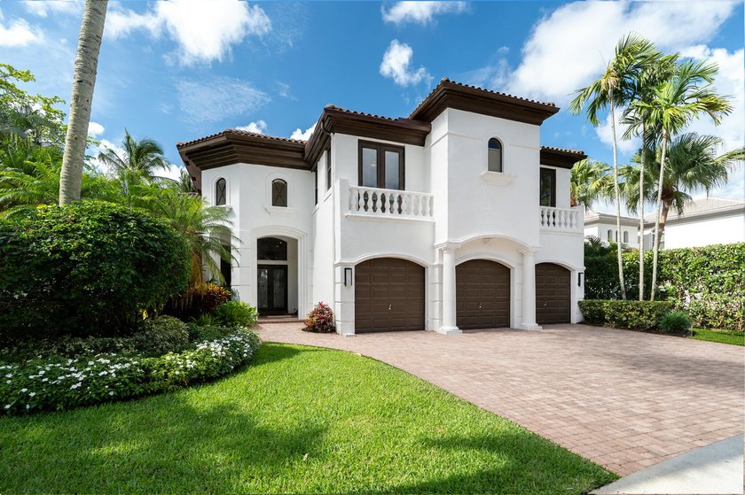 Full Golf Membership 4 bedroom, 4 1/2 bath Estate home located - photo 2