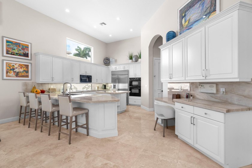 Full Golf Membership 4 bedroom, 4 1/2 bath Estate home located - photo 8