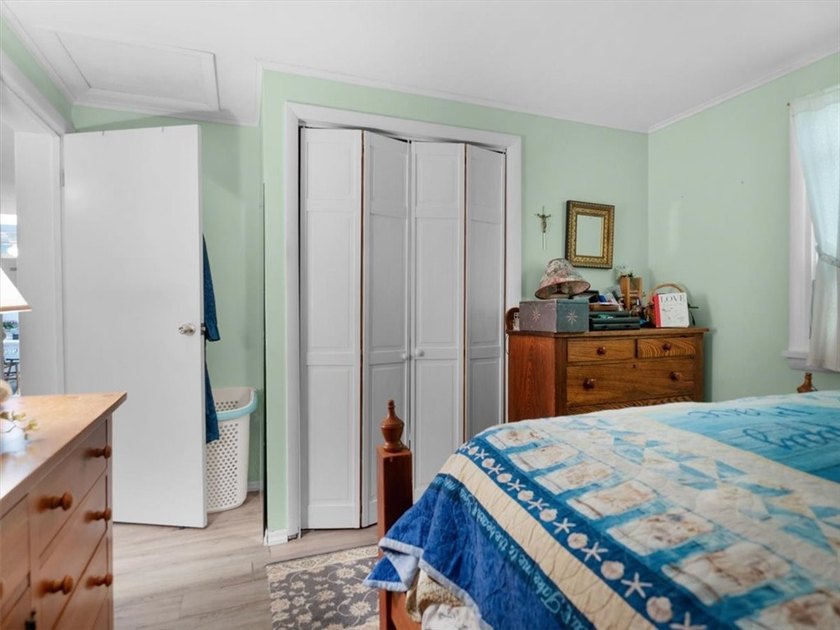 Welcome to this charming lakeside retreat tucked away on a - photo 22