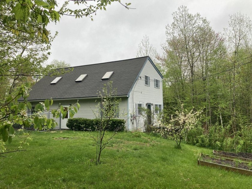 Beautifully sited house on 2.3 acres of fruit trees and gardens - photo 2