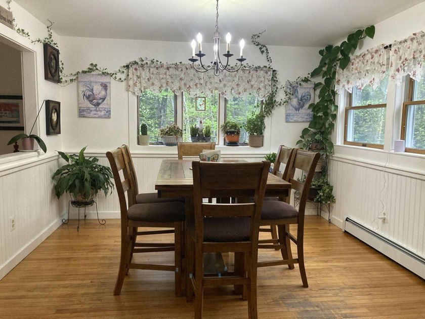 Beautifully sited house on 2.3 acres of fruit trees and gardens - photo 8