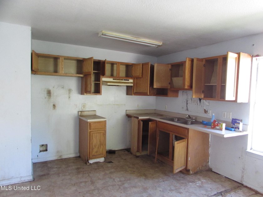 INCOME OPPORTUNITY! Half of a 3/2 duplex, 1073 sqft, with newer - photo 3