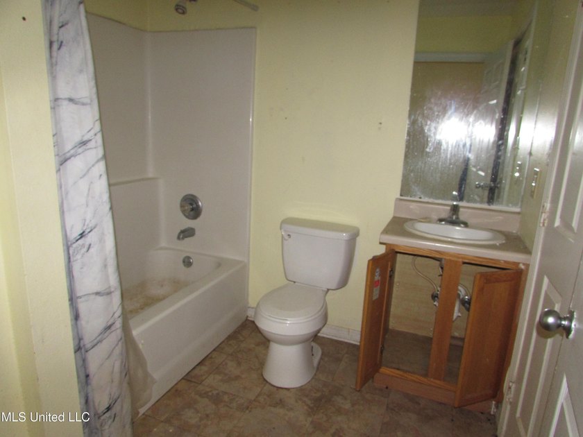 INCOME OPPORTUNITY! Half of a 3/2 duplex, 1073 sqft, with newer - photo 5