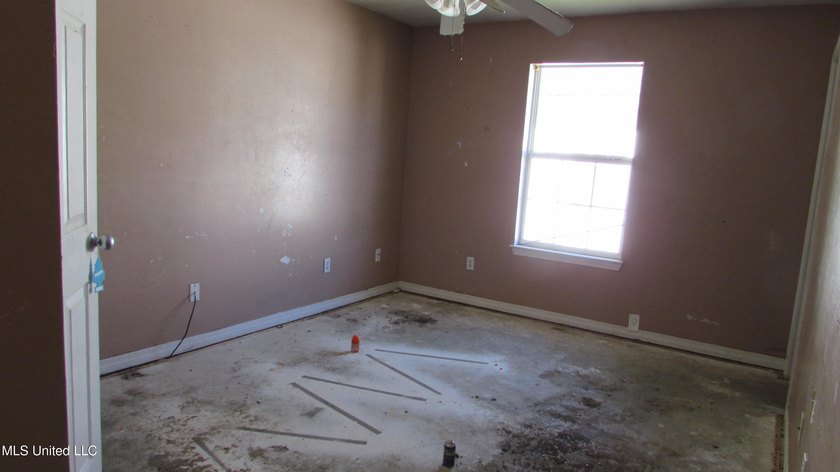 INCOME OPPORTUNITY! Half of a 3/2 duplex, 1073 sqft, with newer - photo 6