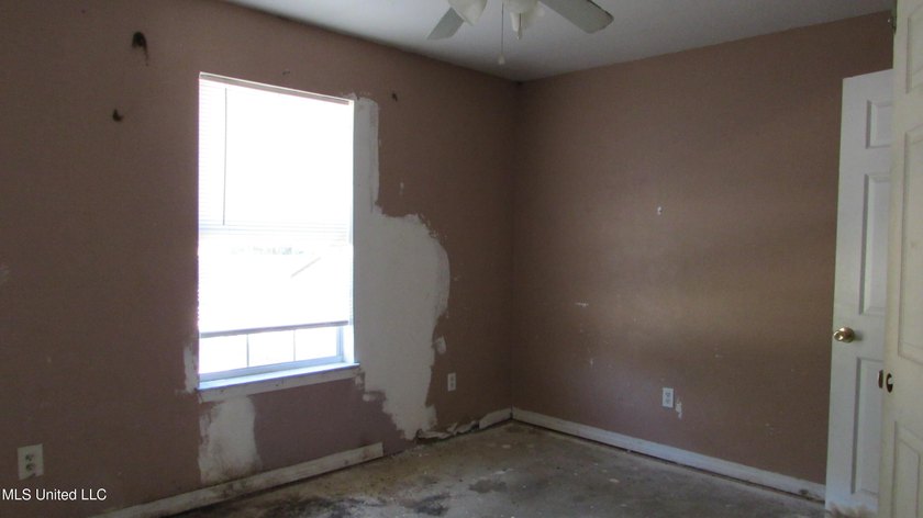 INCOME OPPORTUNITY! Half of a 3/2 duplex, 1073 sqft, with newer - photo 7