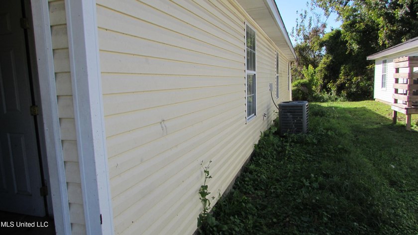 INCOME OPPORTUNITY! Half of a 3/2 duplex, 1073 sqft, with newer - photo 8