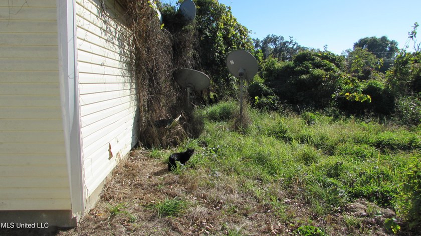 INCOME OPPORTUNITY! Half of a 3/2 duplex, 1073 sqft, with newer - photo 9