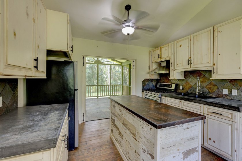 Welcome to this charming 3 bedroom, 2 bath home featuring custom - photo 8