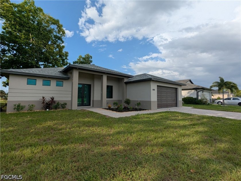 Move in ready! Beautiful new custom upgraded open floor plan - photo 2