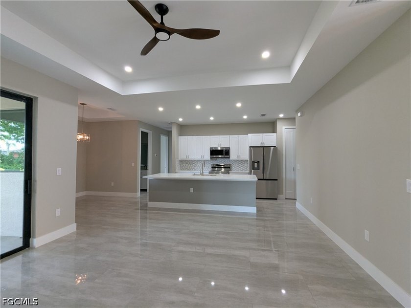 Move in ready! Beautiful new custom upgraded open floor plan - photo 5