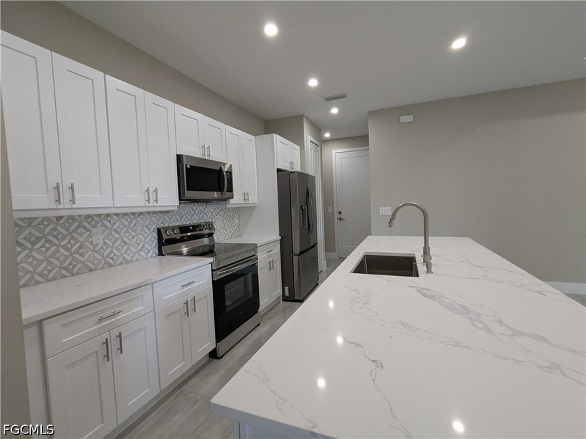 Move in ready! Beautiful new custom upgraded open floor plan - photo 6