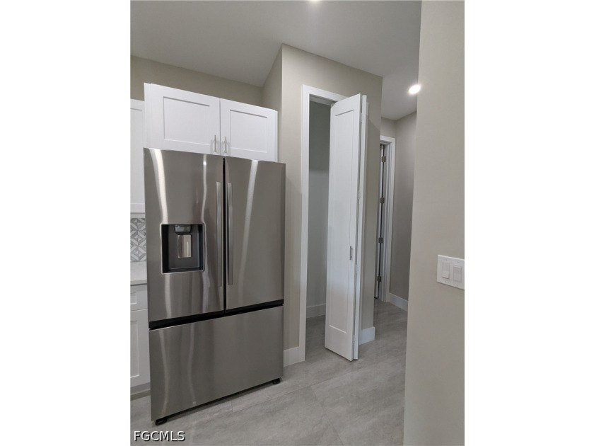 Move in ready! Beautiful new custom upgraded open floor plan - photo 7