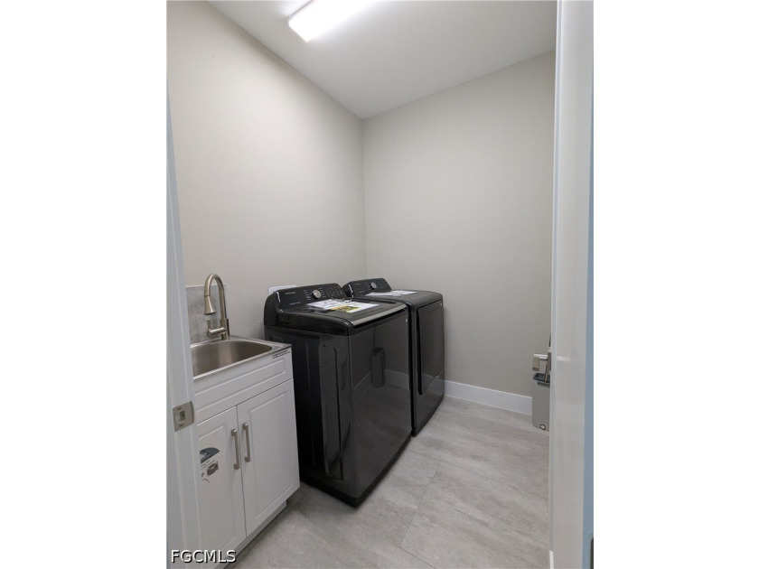 Move in ready! Beautiful new custom upgraded open floor plan - photo 8