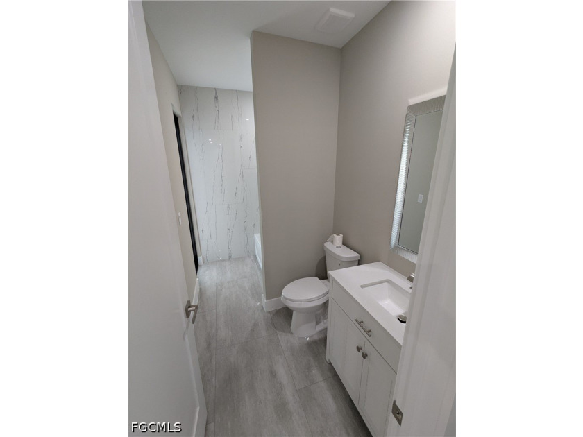 Move in ready! Beautiful new custom upgraded open floor plan - photo 9