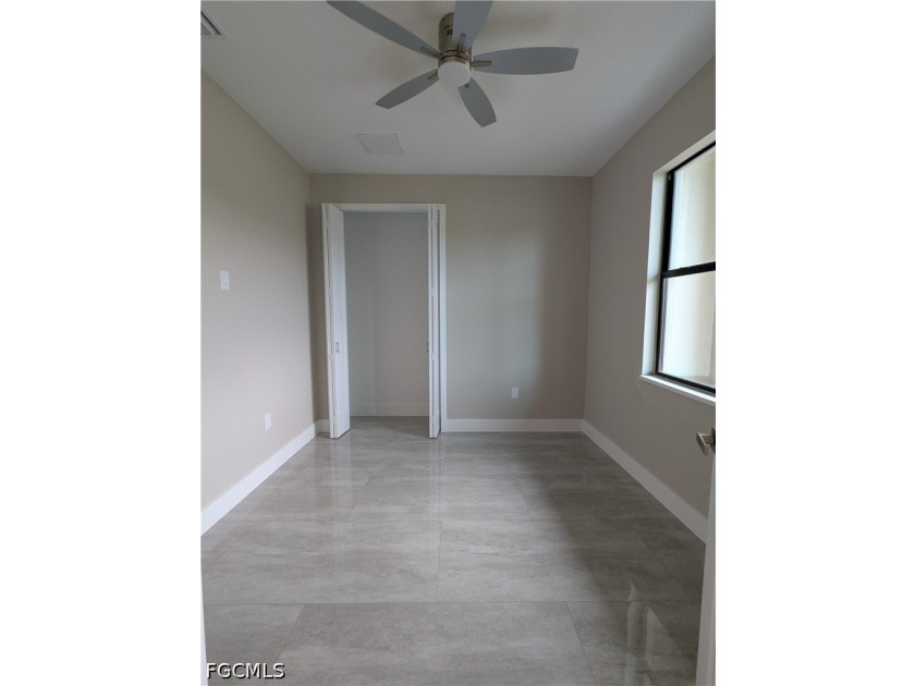 Move in ready! Beautiful new custom upgraded open floor plan - photo 10