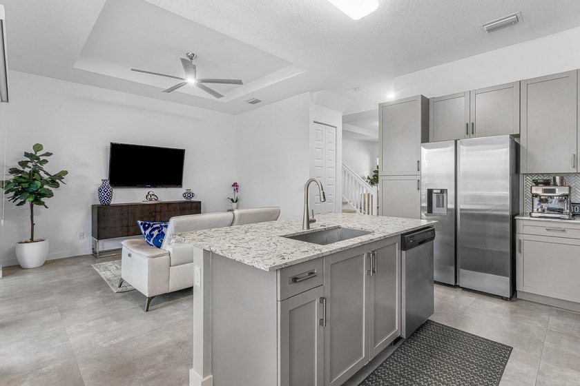 Gorgeous, modern 4 bd/ 3.5 bath end unit townhome in the heart - photo 11