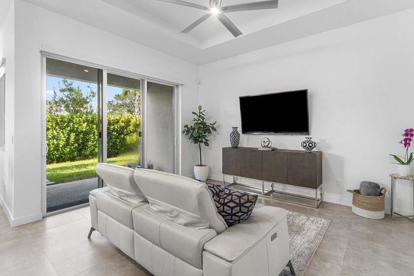 Gorgeous, modern 4 bd/ 3.5 bath end unit townhome in the heart - photo 12