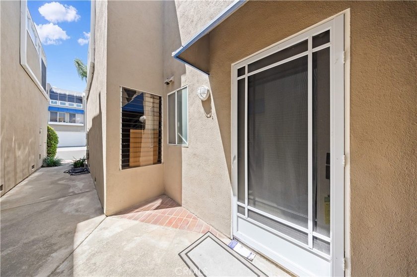 Experience the ultimate Huntington Harbour lifestyle in this - photo 3