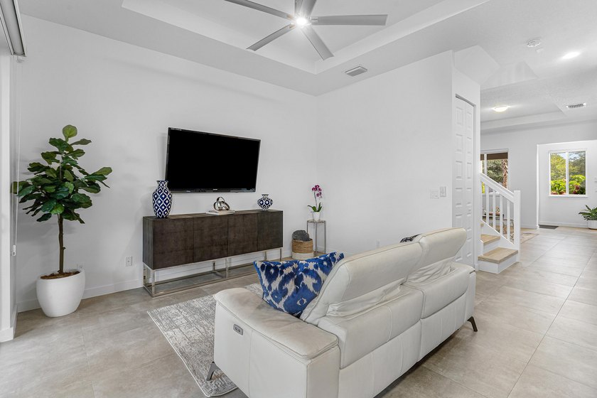 Gorgeous, modern 4 bd/ 3.5 bath end unit townhome in the heart - photo 14