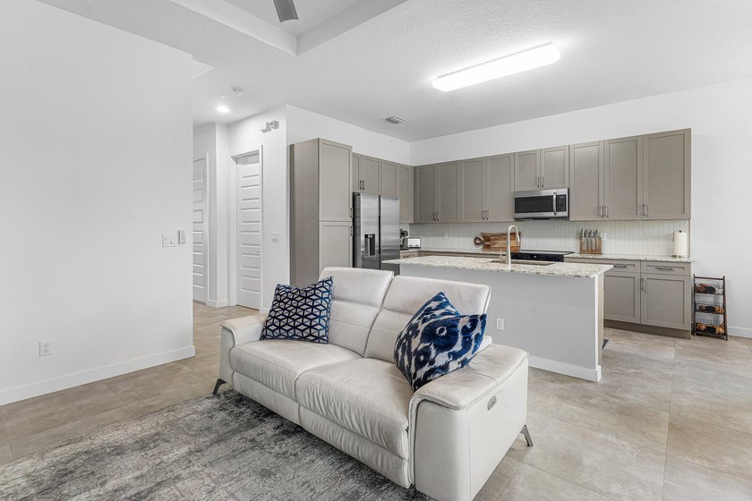 Gorgeous, modern 4 bd/ 3.5 bath end unit townhome in the heart - photo 15