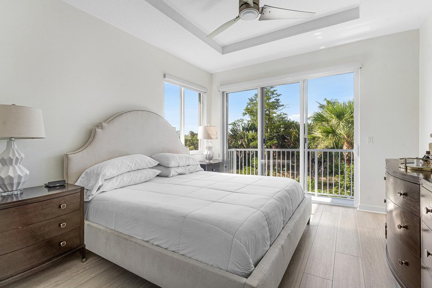 Gorgeous, modern 4 bd/ 3.5 bath end unit townhome in the heart - photo 16