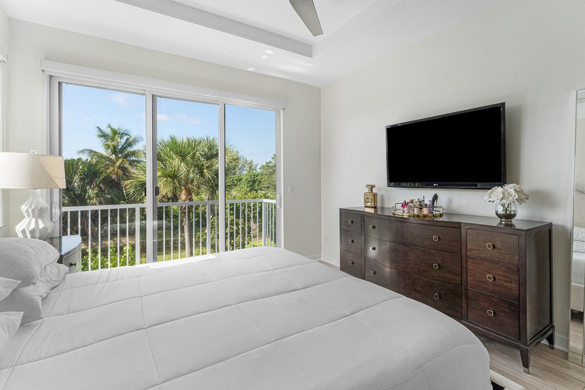 Gorgeous, modern 4 bd/ 3.5 bath end unit townhome in the heart - photo 18