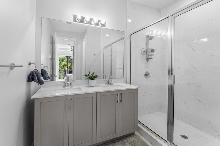 Gorgeous, modern 4 bd/ 3.5 bath end unit townhome in the heart - photo 20
