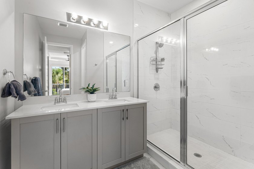 Gorgeous, modern 4 bd/ 3.5 bath end unit townhome in the heart - photo 21
