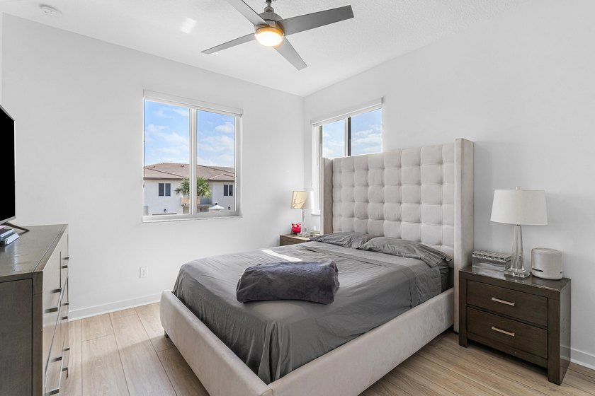 Gorgeous, modern 4 bd/ 3.5 bath end unit townhome in the heart - photo 24